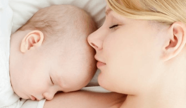 Schlafende Mama mit schlafendem Baby