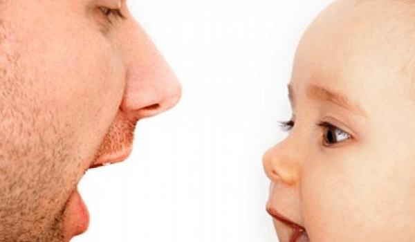 Vater lernt mit Baby sprechen