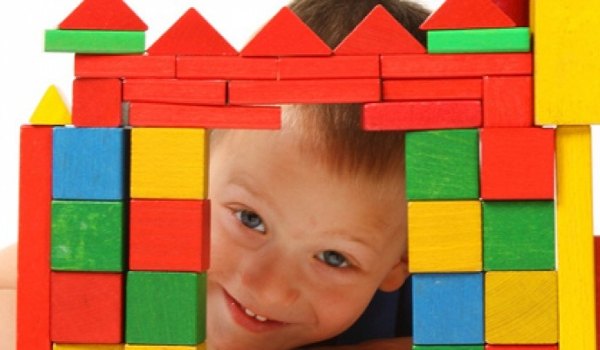 Kind beim Spielen mit Bauklötzen